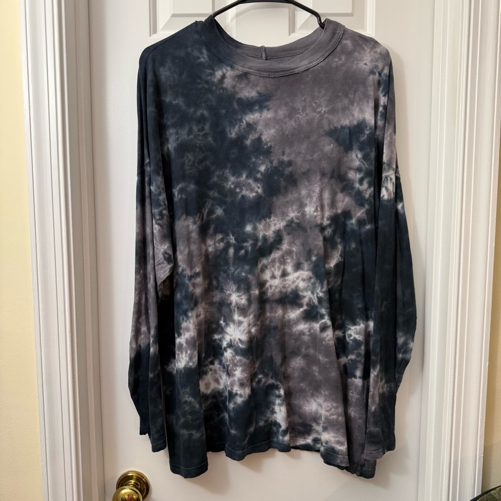 We The Free Gray Tie-Dye Long Sleeve Tee